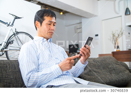 使用智能手機手機研究工作的中年男性成年男性 30740839