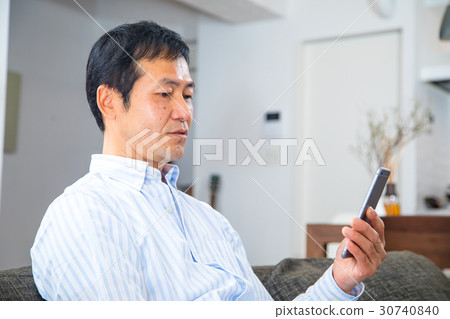 使用智能手機手機研究工作的中年男性成年男性 30740840