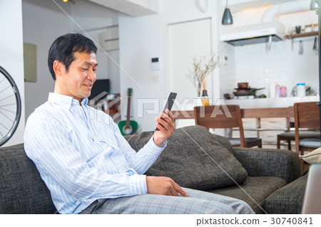 使用智能手機手機研究工作的中年男性成年男性 30740841