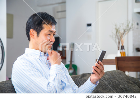 使用智能手機手機研究工作的中年男性成年男性 30740842