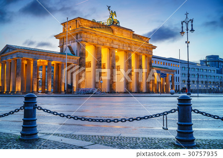 Brandenburg gate at dusk 30757935