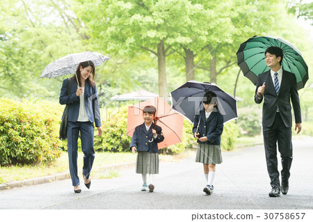 Parent-child commuter school family life style image Parent-child commuter school family life style image 30758657