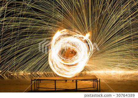 Steel wool burning 30764389