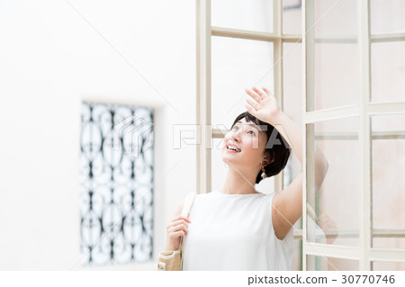 年輕的女士 年輕的女士 30770746