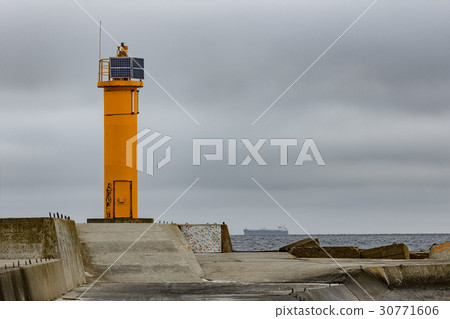 Breakwater dam with yellow lighthouse Breakwater dam with yellow lighthouse 30771606