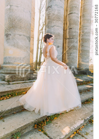 The side view of the bride in the long pompous The side view of the bride in the long pompous 30772168