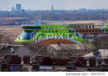 Green cruise liner 30772737