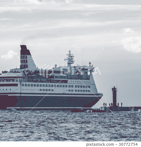 Big cruise liner Big cruise liner 30772754