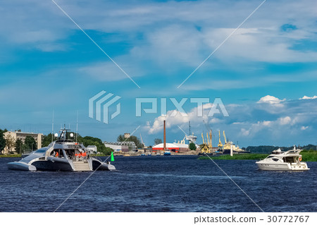 Large silver trimaran Large silver trimaran 30772767