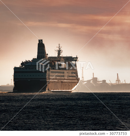Big cruise liner Big cruise liner 30773733