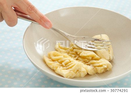 在家裡製作糖果的場景用叉子背面壓碎香蕉的場景 30774291