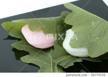 紅色和白色破舊的蛋糕 紅色和白色破舊的蛋糕 30774339