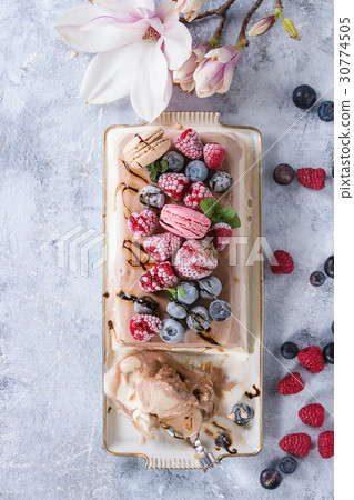 Three layers ice cream cake 30774505