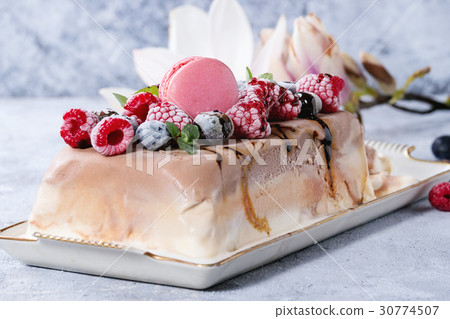 Three layers ice cream cake 30774507