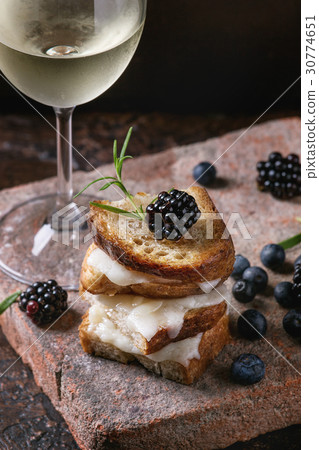 Sandwich with goat cheese and berries 30774651