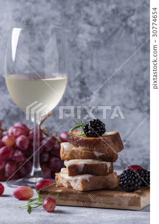 Sandwich with goat cheese and berries 30774654
