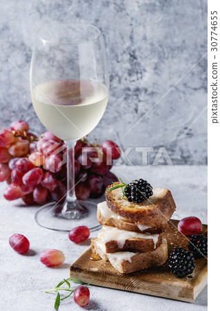 Sandwich with goat cheese and berries 30774655