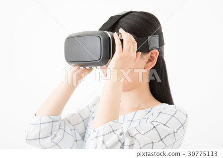 Women wearing VR goggles Women wearing VR goggles 30775113