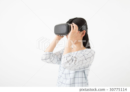 Women wearing VR goggles Women wearing VR goggles 30775114