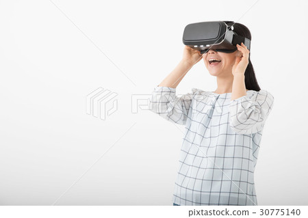 女性穿著VR護目鏡 30775140