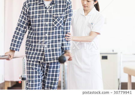 在康復下的男性患者 30779941
