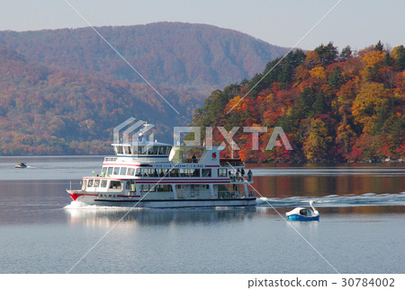 在Towada湖和天鵝小船的遊船 30784002