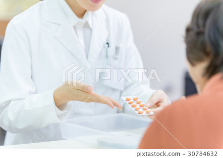 Middle female, senior women, pharmacist, prescription, medicine 30784632