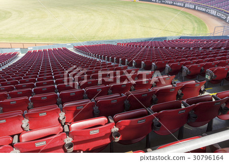 鯉魚家庭基地馬自達體育場第一個地下室邊上野座位附近的光 30796164