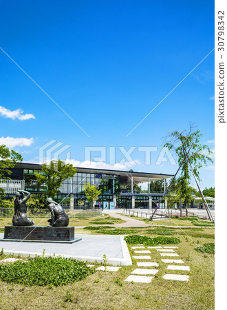 地鐵東西線的仙台市國際中心站,車站大樓南側的全景 地鐵東西線的仙台市國際中心站,車站大樓南側的全景 30798342