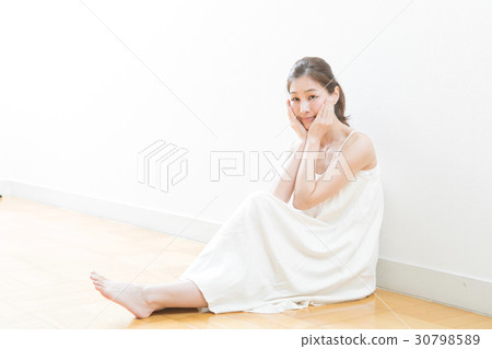 Skin care image of women in their 30's Skin care image of women in their 30's 30798589