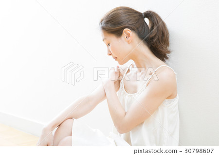 30多歲的女性皮膚護理形象 30多歲的女性皮膚護理形象 30798607