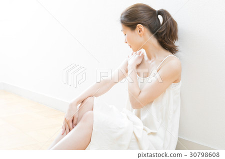 30多歲的女性皮膚護理形象 30多歲的女性皮膚護理形象 30798608