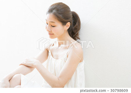 30多歲的女性皮膚護理形象 30798609