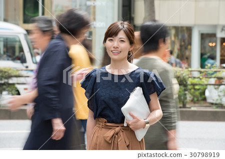 一個年輕的女人在街角表參道 30798919