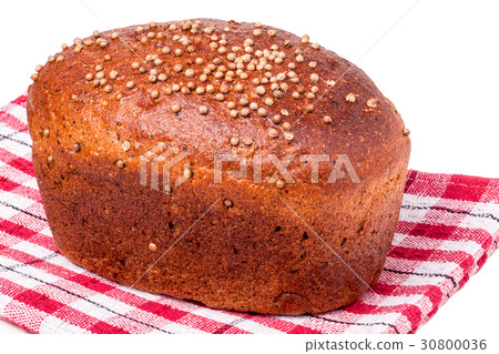 Black bread with fresh coriander seeds closeup Black bread with fresh coriander seeds closeup 30800036