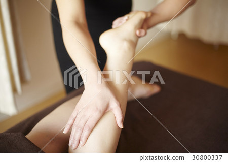 A photo of a leg massage. 30800337