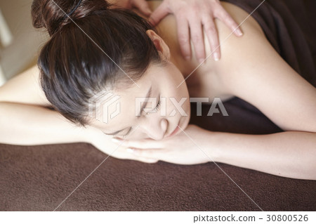a woman gets a shoulder massage in spa. a woman gets a shoulder massage in spa. 30800526