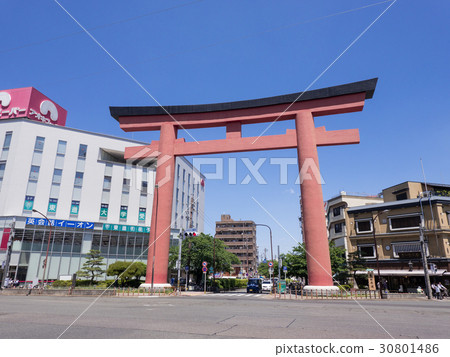 名古屋市nakamura Kuen交叉路口內部toyokuni神社otorii 照片素材 圖片 圖庫