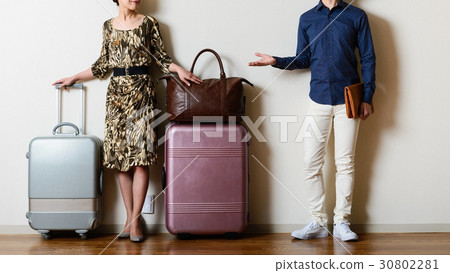 Relationship between travel bag and genders, ladies with luggage 30802281