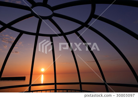 The Sea of Japan where the sun sets The Sea of Japan where the sun sets 30803097