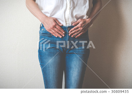 一個女人抱著下腹部 一個女人抱著下腹部 30809435