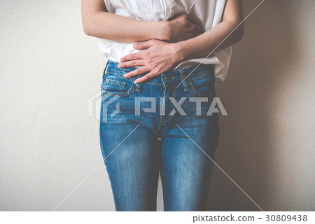 一個女人抱著下腹部 30809438