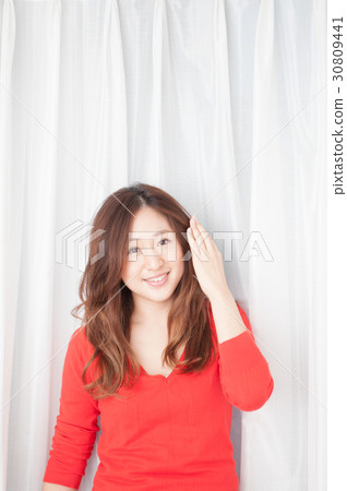 一個女人在她的頭髮上打她的手 30809441