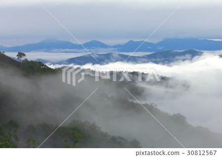 初夏的北海道Tomamu Shimukappu山的山上漂浮的雲海和山巒 30812567