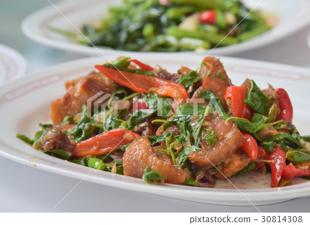 stir-fried crispy pork with basil 30814308
