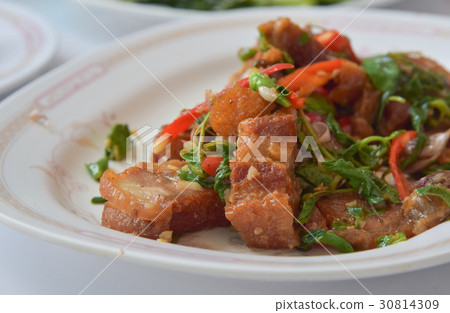 stir-fried crispy pork with basil 30814309