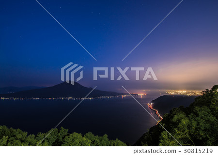 Sakurajima和鹿兒島市區看法在黃昏 30815219