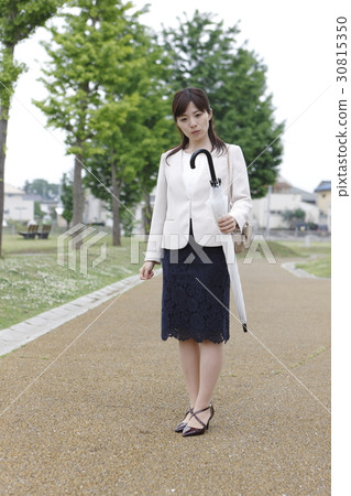 Business woman image in the rainy season Business woman image in the rainy season 30815350
