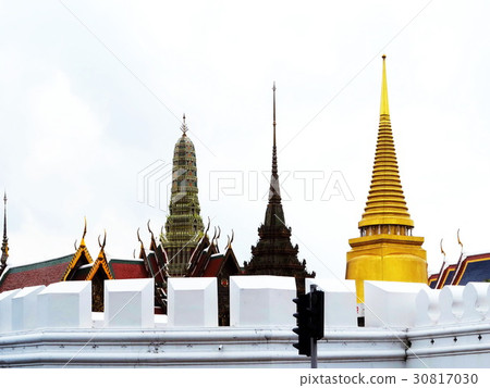 Beautiful view outside the Grand Palace wall 30817030