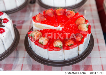 sweet strawberry cake 30817190